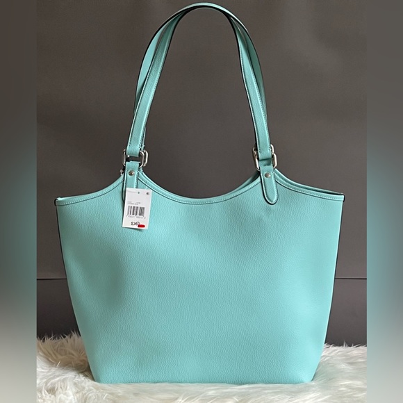 C6337 - Coach Day Tote - Picture 8 of 14